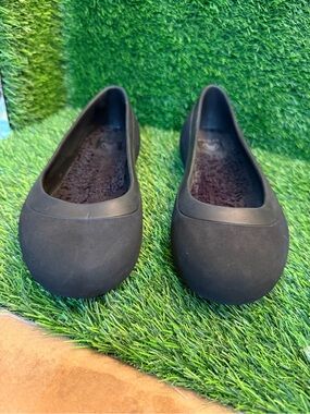 Crocs Women’s Mammoth Fur Lined Black Ballet Flats - size 10
